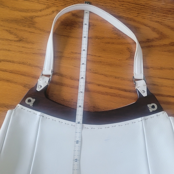FERRAGAMO authentic vintage shoulder bag.  White leather with beautifulwood trim - Picture 4 of 9